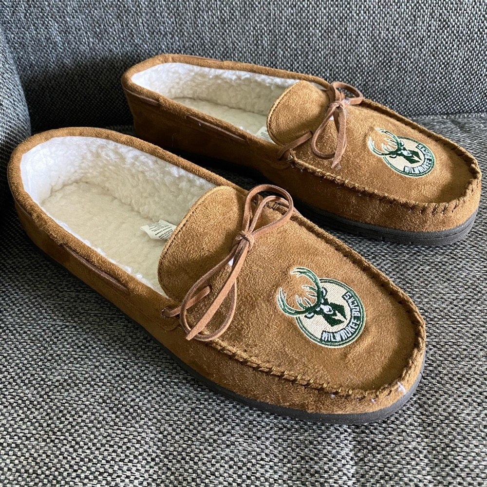 FoCo Milwaukee Bucks Slippers - Men’s Large